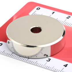 Magneetti kotelossa, halkaisija 32 mm, jossa on poraus litteäpäistä ruuvia varten, neodyymi magneetti