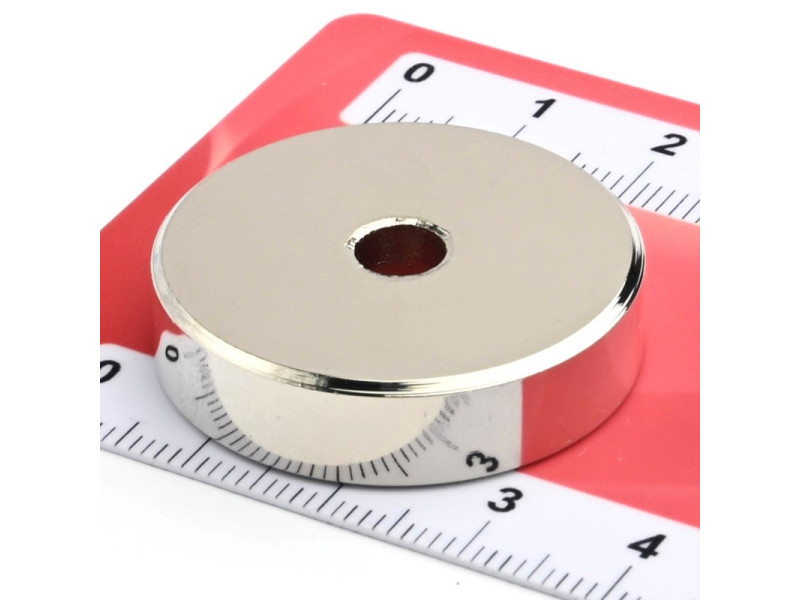 Magneetti kotelossa, halkaisija 32 mm, jossa on poraus litteäpäistä ruuvia varten, neodyymi magneetti