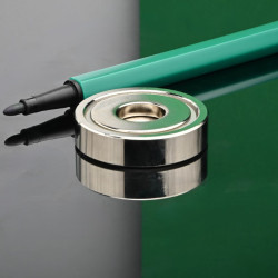 Magnet v ohišju, premer 32 mm, z odprtino za vijak s ploščato glavo, neodim