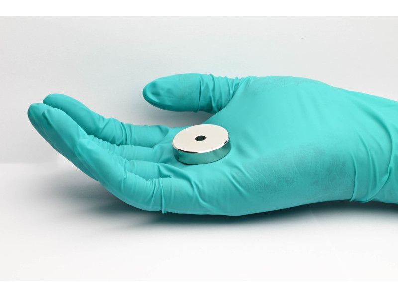 Magneetti kotelossa, halkaisija 32 mm, jossa on poraus litteäpäistä ruuvia varten, neodyymi magneetti