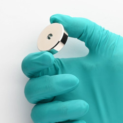 Magnet v ohišju, premer 32 mm, z odprtino za vijak s ploščato glavo, neodim