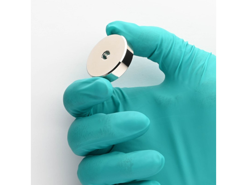 Magnet v ohišju, premer 32 mm, z odprtino za vijak s ploščato glavo, neodim