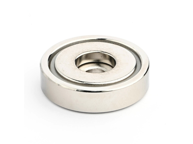 Magneetti kotelossa, halkaisija 32 mm, jossa on poraus litteäpäistä ruuvia varten, neodyymi magneetti
