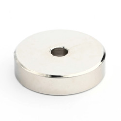 Magneetti kotelossa, halkaisija 32 mm, jossa on poraus litteäpäistä ruuvia varten, neodyymi magneetti