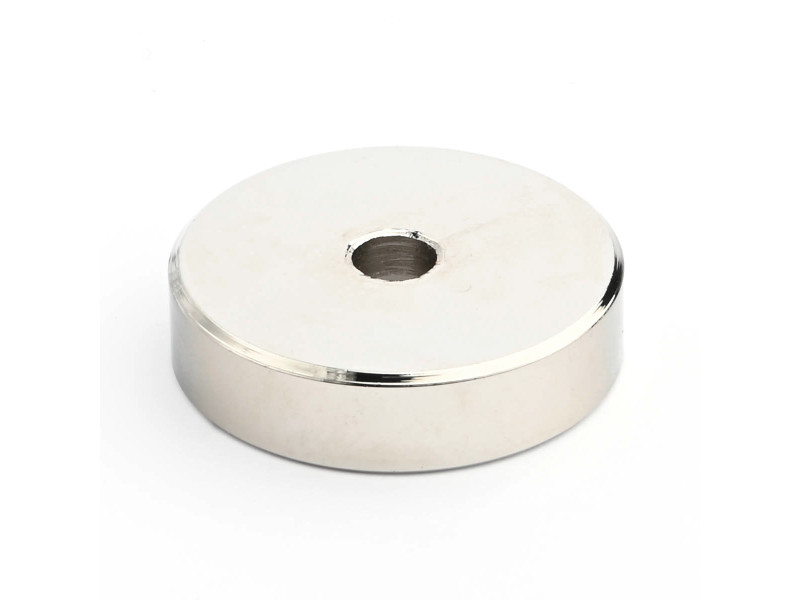 Magnet v ohišju, premer 32 mm, z odprtino za vijak s ploščato glavo, neodim