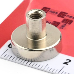Magnet i hus, diameter 16 mm, med skrueinnfatning M4 - neodym
