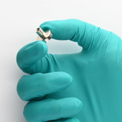 Magnet i hus, diameter 16 mm, med skrueinnfatning M4 - neodym