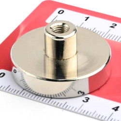 Magnet i hölje, diameter 32 mm, med skruvhylsa M5 - neodymium