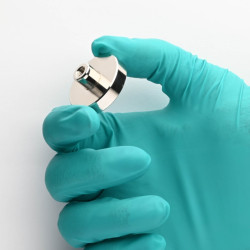 Magnet v ohišju, premer 32 mm, z vijačnim nastavkom M5 - neodim