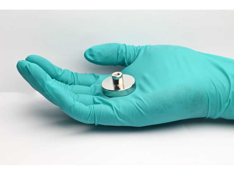 Magnet i hus, diameter 32 mm, med skruehylse M5 - neodymium