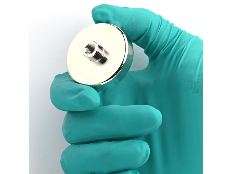 Magnet i hus, diameter 40 mm, med skruehylse M6 - neodymium