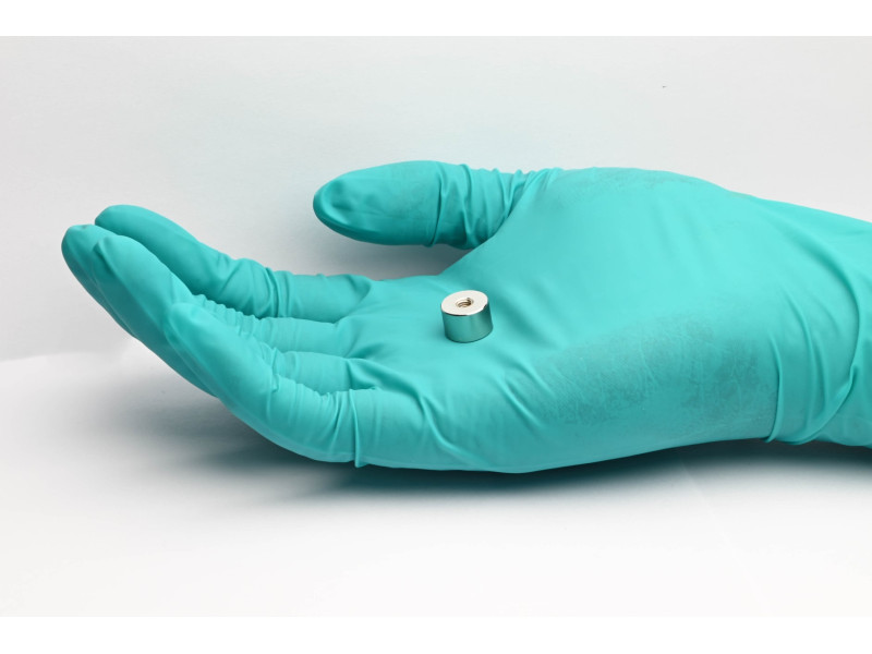 Magnet, priemer 12 mm, vnútorný závit M4, výška 8 mm, neodymový