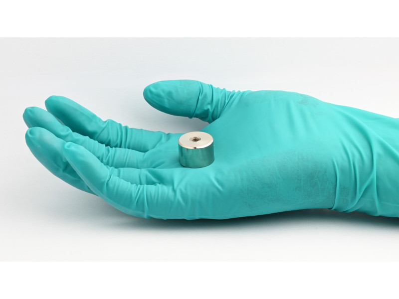 Magnet, priemer 20 mm, vnútorný závit M5, výška 13 mm, neodymový
