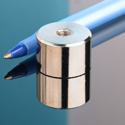 Magnet, premer 20 mm, notranji navoj M5, višina 13 mm, neodim