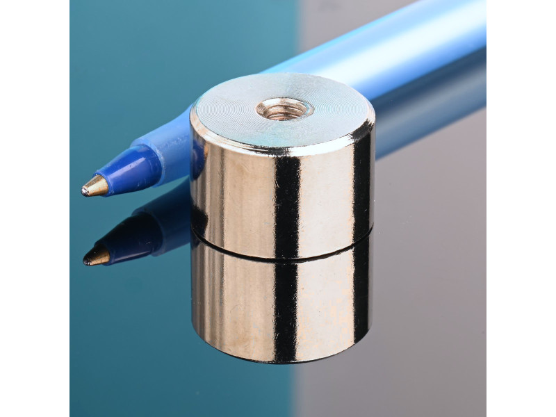 Magnet, diameter 20 mm, M5 innvendig gjenge, høyde 13 mm, neodymium