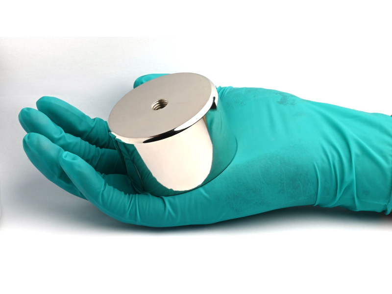 Magnet, priemer 65 mm, vnútorný závit M10, výška 40 mm, neodymový