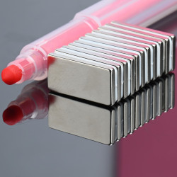 20 x 10 x 2 / N38 - Neodimov magnet (NdFeB)