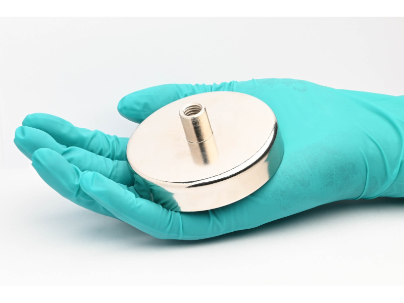 Magnet i hus, diameter 80 mm, med skruehylse M10 - ferritt