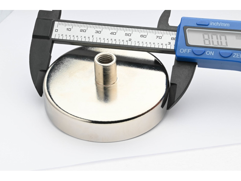 Magnet i hus, diameter 80 mm, med skruestik M10 - ferrit