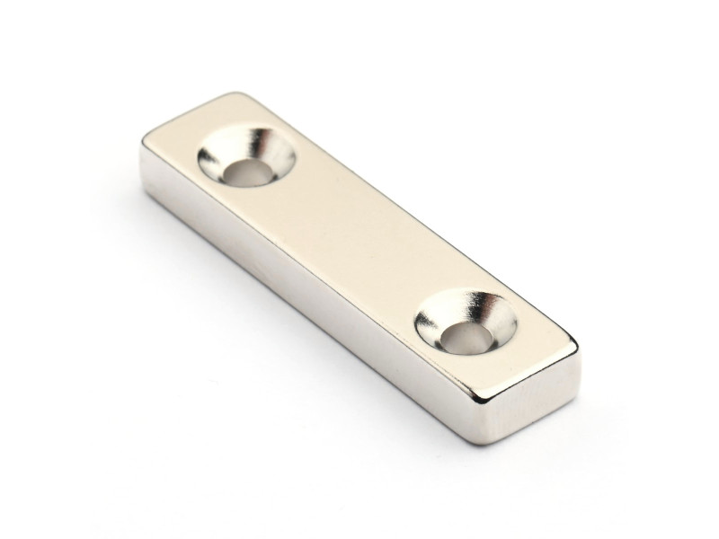 40 X 10 X 5 - D7,2/d3,6 / N38 - Neodimov magnet (NdFeB)