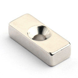 20 X 8 X 5 - D7/d3,5 / N38 - Neodimov magnet (NdFeB)