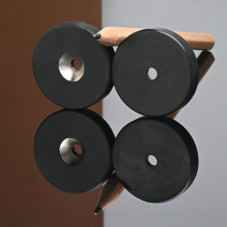 D31,5 x d10,5/4,3 x 6,5 / N42 - Neodímium mágnes (NdFeB) gumiban