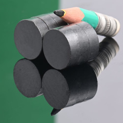 D14 x 4,5 / F30 - feritni magnet