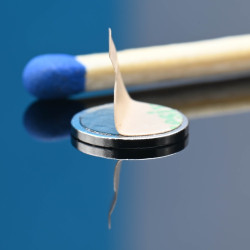 D8 x 0,75 / N38 - neodimov magnet (NdFeB) / samolepilni, s trakom 3M 467MP