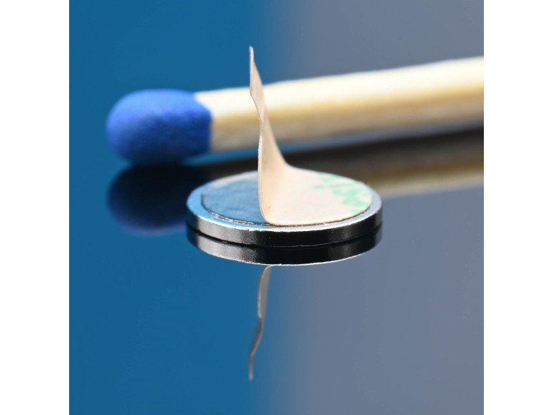 D8 x 0,75 / N38 - neodimov magnet (NdFeB) / samolepilni, s trakom 3M 467MP