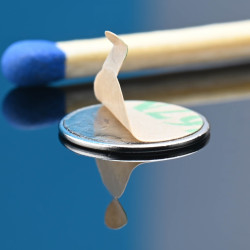 D10 x 0,6 / N38 - neodimov magnet (NdFeB) / samolepilni, s trakom 3M 467MP