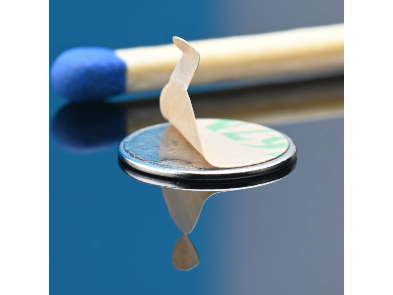 D10 x 0,6 / N38 - neodimov magnet (NdFeB) / samolepilni, s trakom 3M 467MP