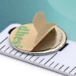 D10 x 0,6 / N38 - neodimov magnet (NdFeB) / samolepilni, s trakom 3M 467MP