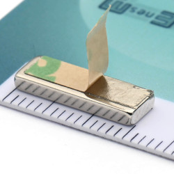 15 x 5 x 2 / N38 - Neodimov magnet (NdFeB) / samolepilni, s trakom 3M 467MP