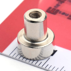 Magnet i hus, diameter 10 mm, med skruehylse M3 - neodymium