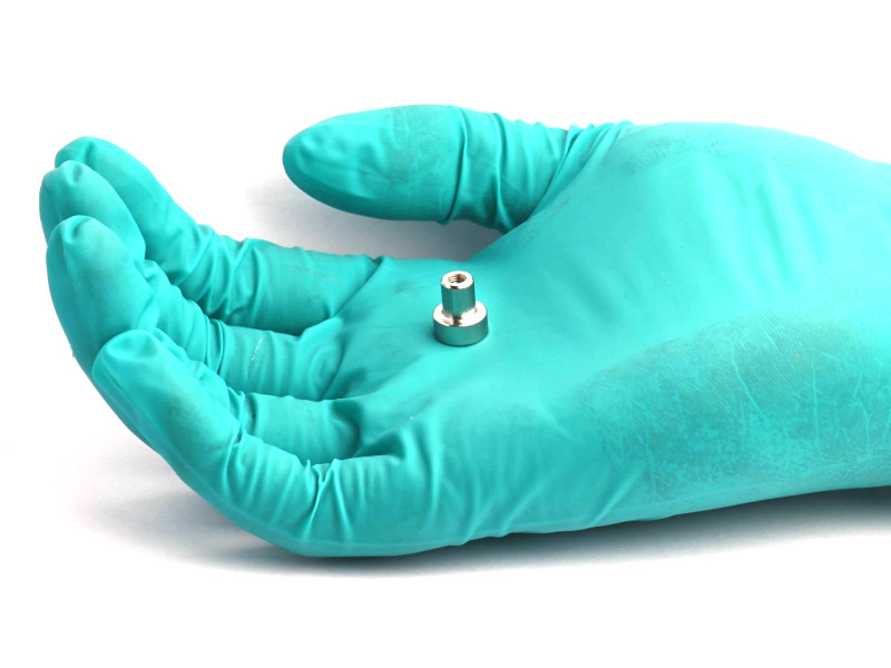 Magnet i hölje, diameter 10 mm, med skruvhylsa M3 - neodymium