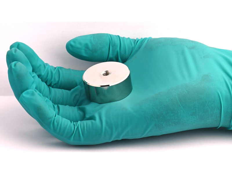 Magnet, priemer 35 mm, vnútorný závit M6, výška 15 mm, neodymový