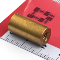 Magnet i messinghus, diameter 10 mm, M4 innvendig gjenge, høyde 20 mm, neodymium