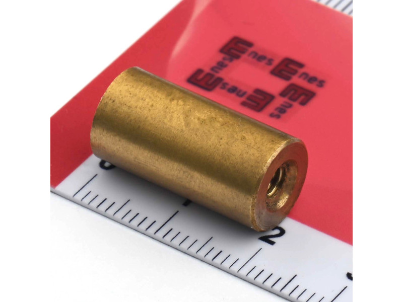 Magnet v medeninastem ohišju, premer 10 mm, notranji navoj M4, višina 20 mm, neodim