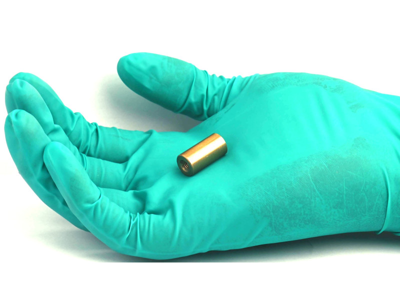 Magnet v medeninastem ohišju, premer 10 mm, notranji navoj M4, višina 20 mm, neodim