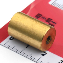Magnet v medeninastem ohišju, premer 13 mm, notranji navoj M4, višina 20 mm, neodim