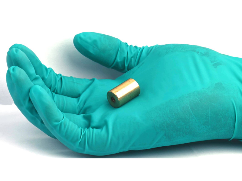 Magnet i messinghus, diameter 13 mm, M4 innvendig gjenge, høyde 20 mm, neodymium