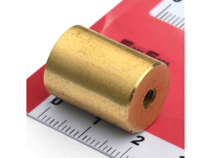 Magnet v medeninastem ohišju, premer 15 mm, notranji navoj M4, višina 20 mm, neodim