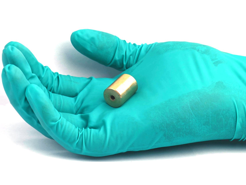 Magnet i messinghus, diameter 15 mm, M4 innvendig gjenge, høyde 20 mm, neodymium