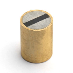 Magnet v medeninastem ohišju, premer 15 mm, notranji navoj M4, višina 20 mm, neodim