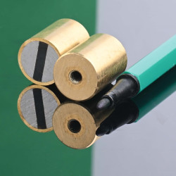 Magnet v medeninastem ohišju, premer 15 mm, notranji navoj M4, višina 20 mm, neodim