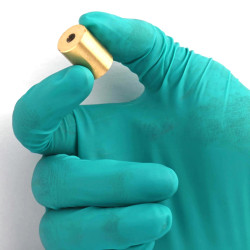 Magnet v medeninastem ohišju, premer 15 mm, notranji navoj M4, višina 20 mm, neodim