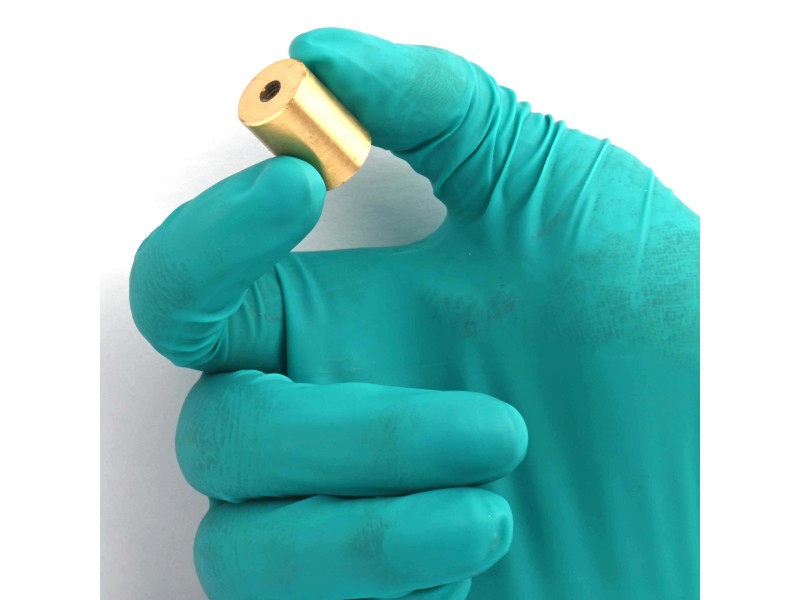 Magnet v medeninastem ohišju, premer 15 mm, notranji navoj M4, višina 20 mm, neodim