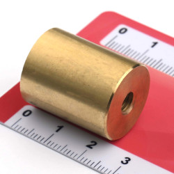 Magnet v medeninastem ohišju, premer 20 mm, notranji navoj M6, višina 25 mm, neodim