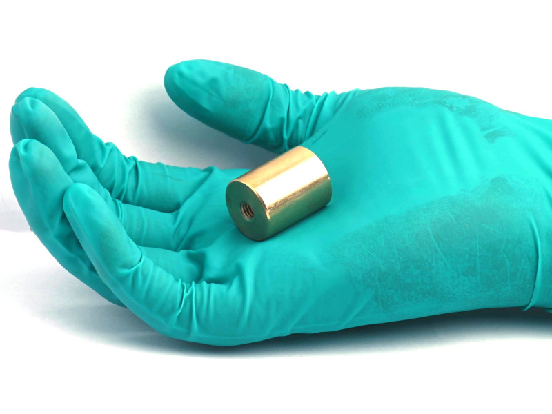 Magnet i messinghus, diameter 20 mm, M6 innvendig gjenge, høyde 25 mm, neodymium