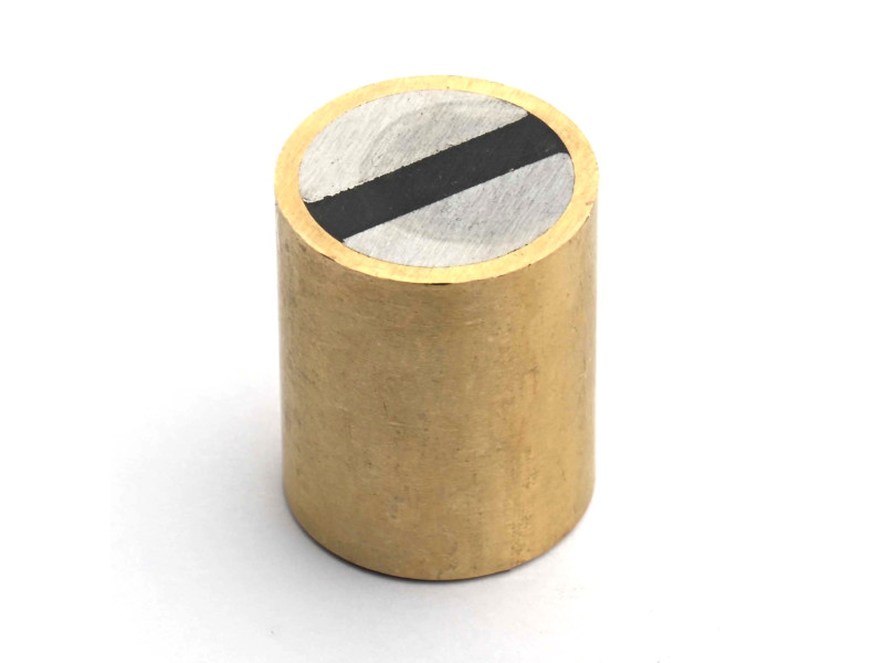 Magnet v medeninastem ohišju, premer 20 mm, notranji navoj M6, višina 25 mm, neodim